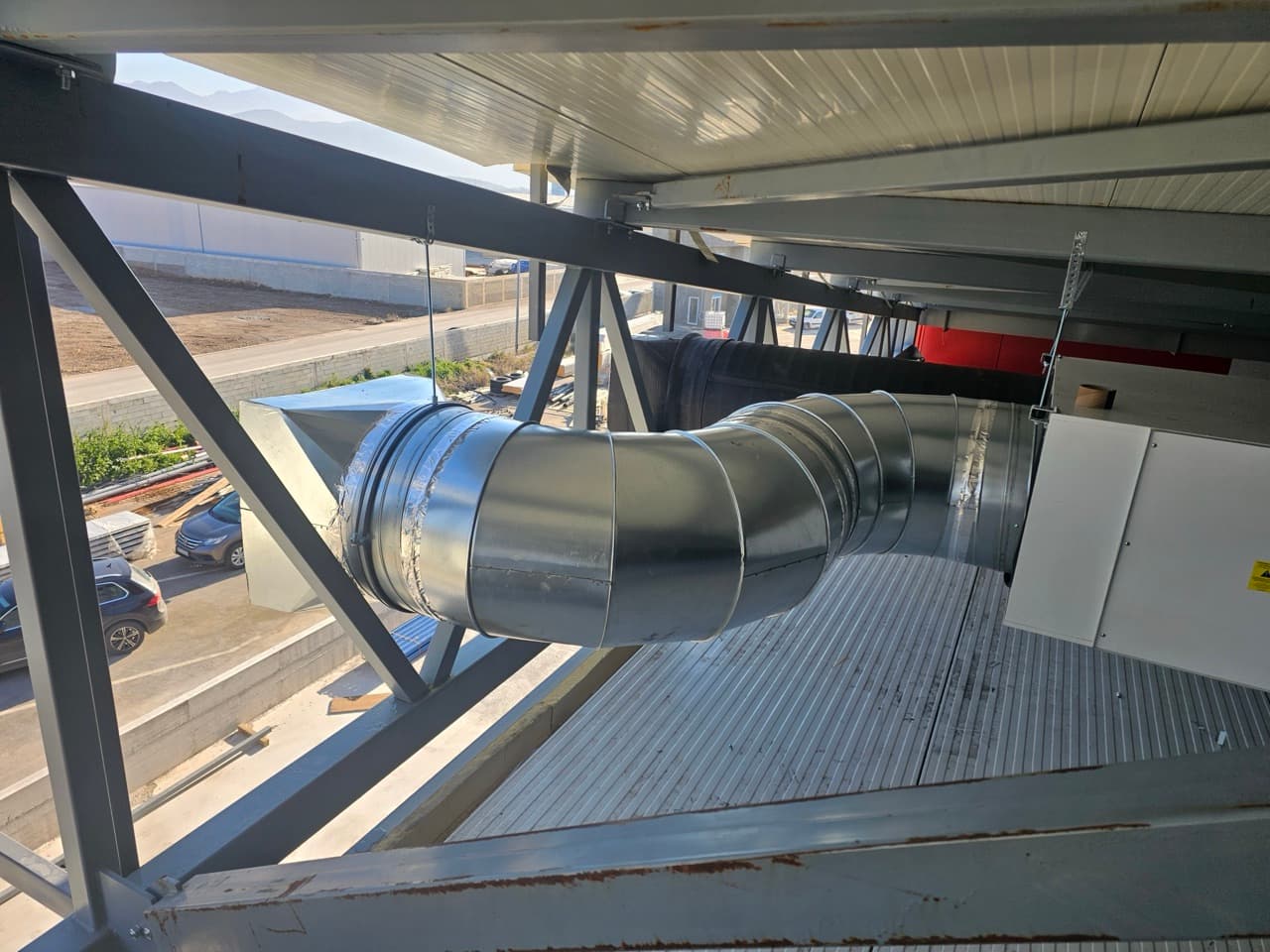 Montaža ventilacionih kanala na objektu